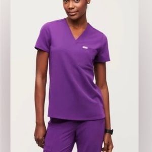 FIGS “magic purple Catarina” scrub top. Size XS. Great condition!
